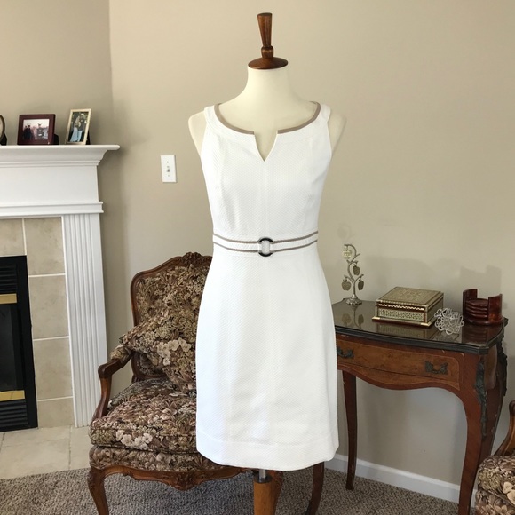 White House Black Market Dresses & Skirts - WHBM Sleeveless Inset Waist Shift Dress Size 6